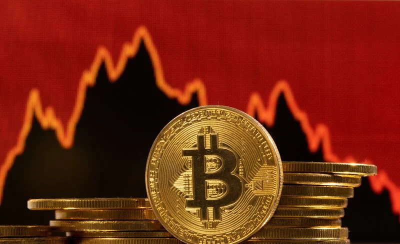 Падение биткоина оставило половину всех монет в убытке