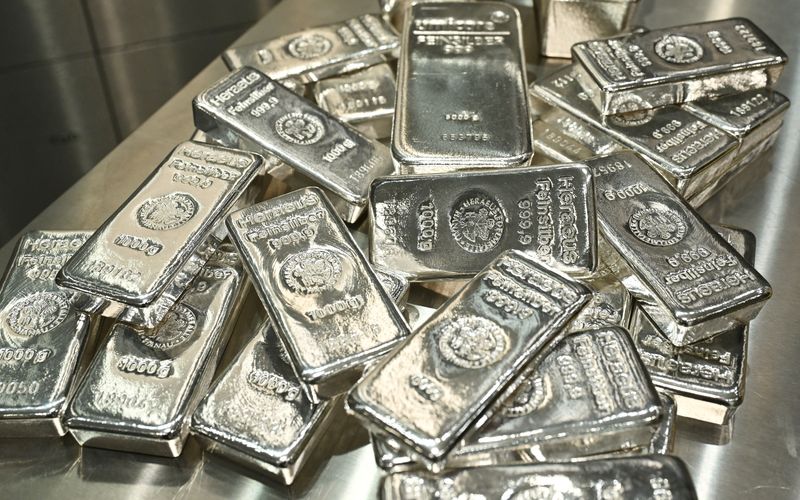 HSBC повысил прогнозы цен на серебро, но осторожен
