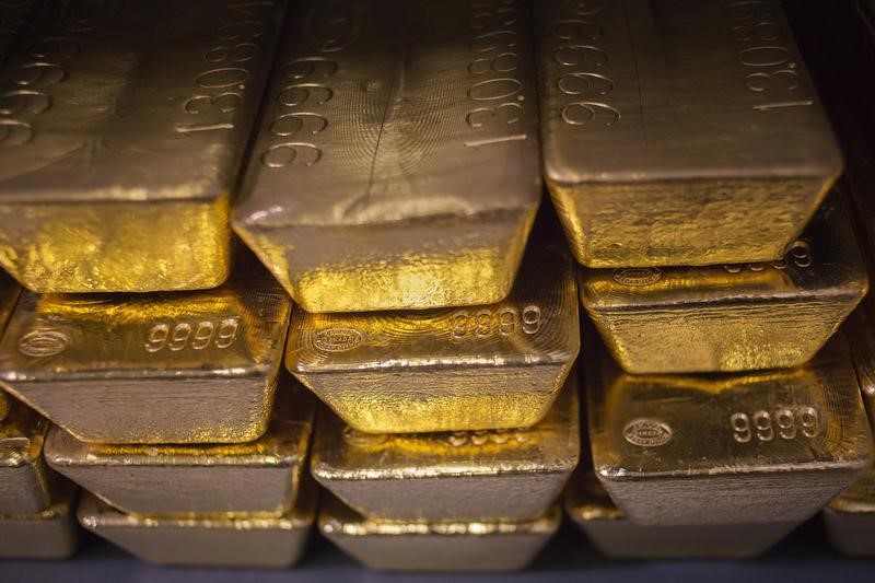 Золото падает 4-й день из-за роста доллара; Трамп-Си в фокусе