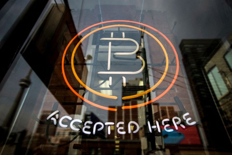 Bitcoin сегодня: удерживает рост выше $74 тыс. на фоне надежд на переговоры США и Ирана