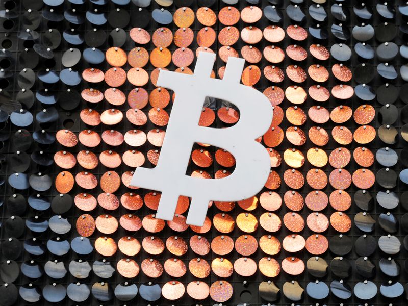 Биткоин выше $62 000, рост за неделю после слабых данных по США