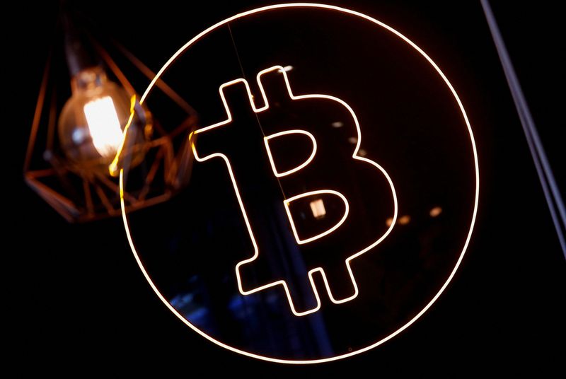 Bitcoin падает ниже $76 тыс. на фоне напряжённости вокруг Ирана