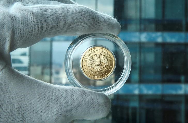 Курс доллара впервые за 3 года опустился ниже 70 рублей