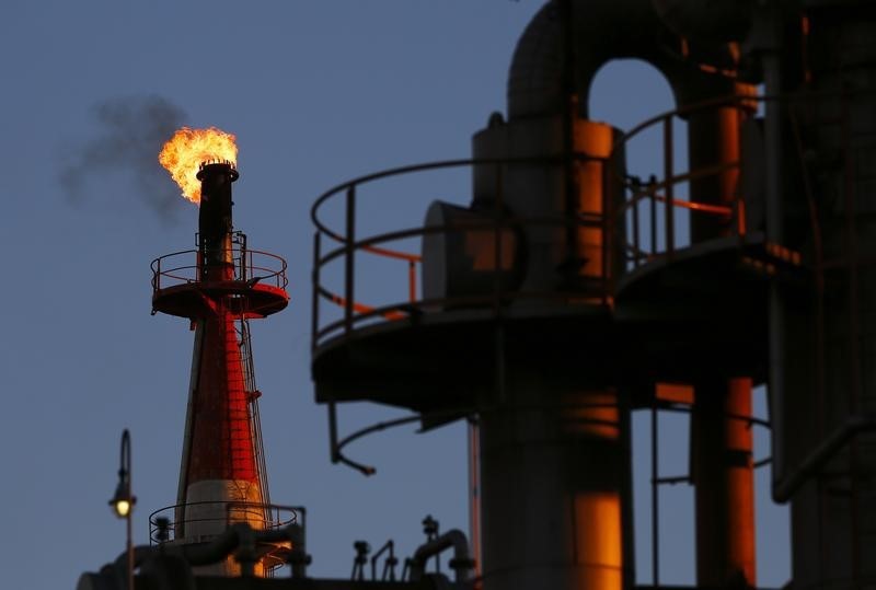 Цены на нефть растут, Brent превысила $120 за баррель