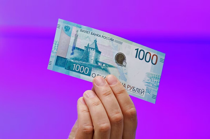 Курс евро упал ниже 86 рублей впервые с середины 2023 года