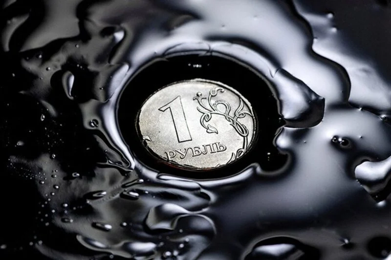 Многомиллиардные выплаты нефтяникам бьют по доходам России — Bloomberg