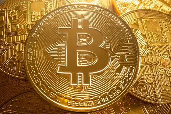 Bitcoin падает до $65k после продажи Strategy; напряжение вокруг Ирана