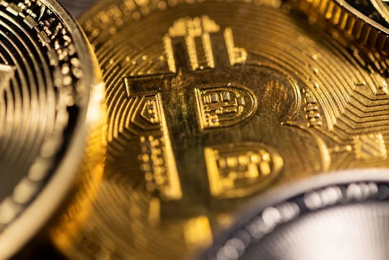 Биткоин держится у $62 000 на фоне обострения конфликта США и Ирана