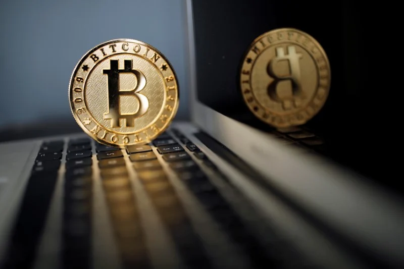 Биткоин ниже $62 000: опасения по ставкам, отток из ETF